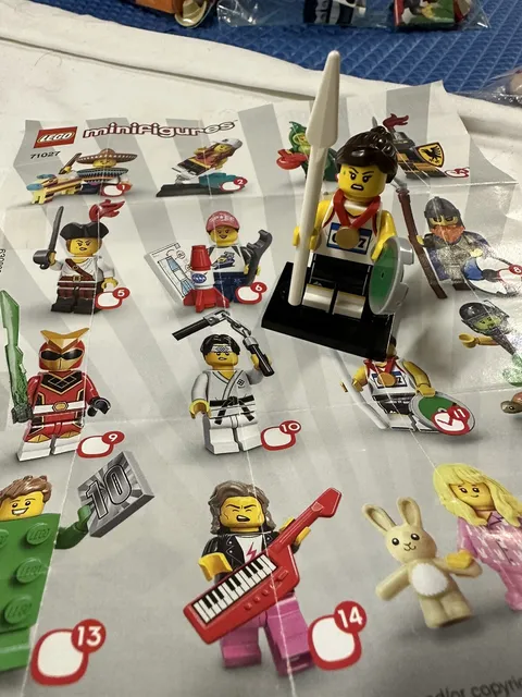 Lego Minifigure Series 20 - Javelin Discus Athlete Olympics Gold Medal Complete