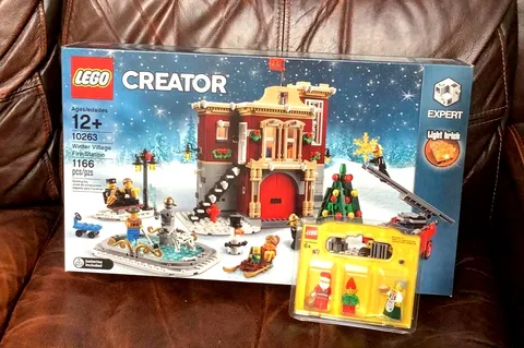 NEW LEGO Winter Village Fire Station 10263 + Set of 3 Christmas Figurines