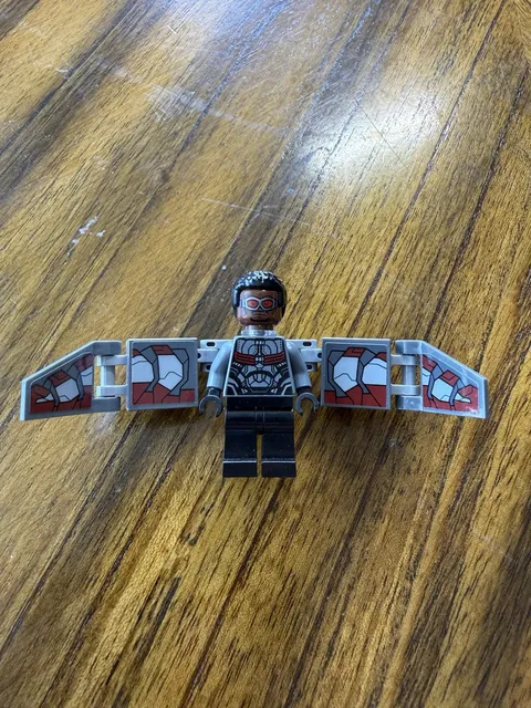 Lego Falcon Minifigure w/ Wings Marvel Avengers Infinity Wars 76104 sh0503