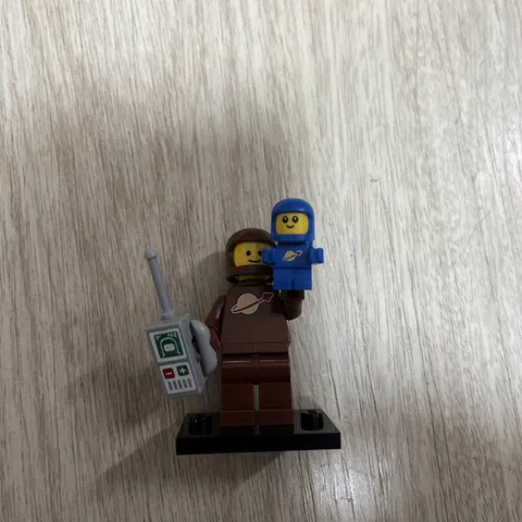 LEGO Series 24 Collectible Minifigures 71037 - Brown Astronaut w/ baby