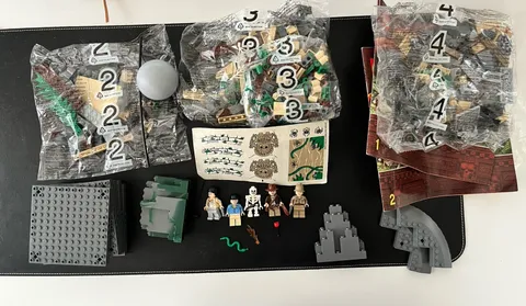 LEGO Indiana Jones Temple Escape 7623 incomplete with minifigs, sealed bags