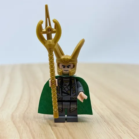 LEGO Marvel Super Heroes Loki Minifigure Gold Horned Helmet Cape Scepter
