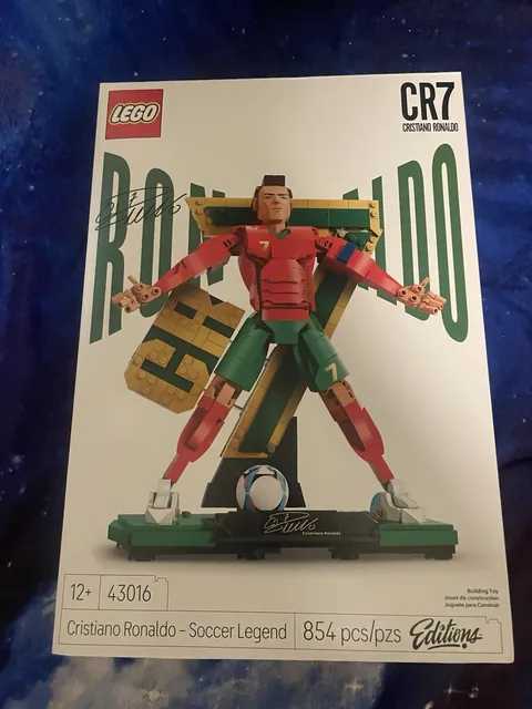 LEGO Editions 43016 Cristiano Ronaldo Soccer Legend CR7 2-in-1 Set 854pcs