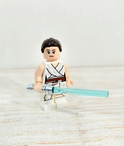 LEGO Star Wars REY White Tied Robe Minifigure sw1054 From Set 75284 Lightsaber