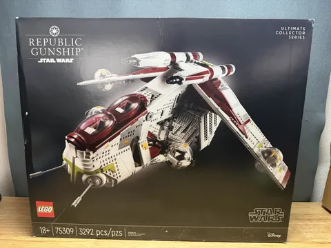 LEGO Star Wars: UCS Republic Gunship (75309) - New Sealed Damaged Box!
