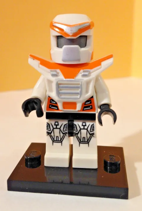 Lego col141 Battle Mech - Minifigure - Collectible/Series 9 - Armor/Helmet