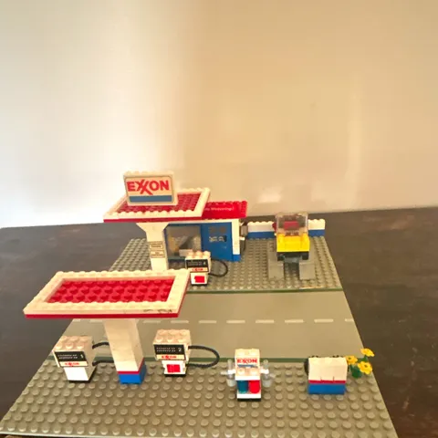 LEGO Town Exxon Gas Station 6375 Complete Set 470pc Vintage 1980
