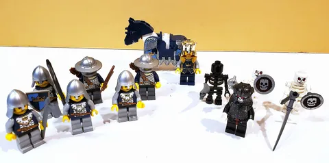 LEGO - CASTLE - King's Castle Siege - 7094 - Eleven Minifigs + Horse