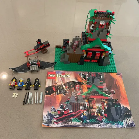 LEGO Castle: Robber's Retreat 6088 Near Complete Missing 2 Swords Vintage Ninja