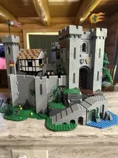 LEGO - Lion Knights’ Castle 10305 Pre-Owned COMPLETE WITH ALL 22 MINIFIGURES