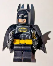 LEGO Batman Minifigure sh0016a Black Suit Yellow Crest Cape DC Super Heroes