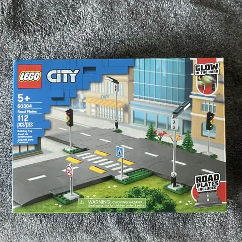 LEGO City Road Plates 60304 Complete Set 112pcs Glow in the Dark