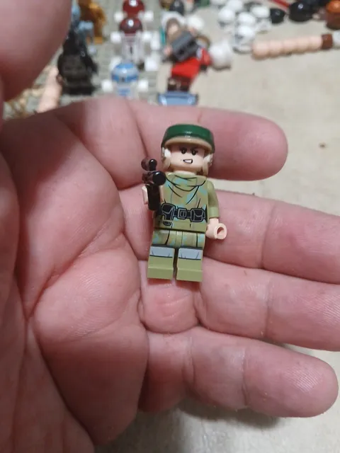 new LEGO Star Wars 75353 Minifig - Princess Leia camouflage Endor outfit, helmet