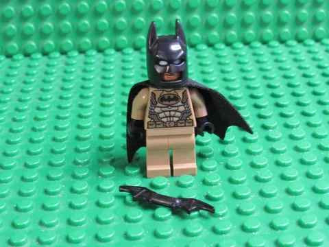 Lego DC Super Heroes: Desert Batman Minifigure SH0288 batarang BD19