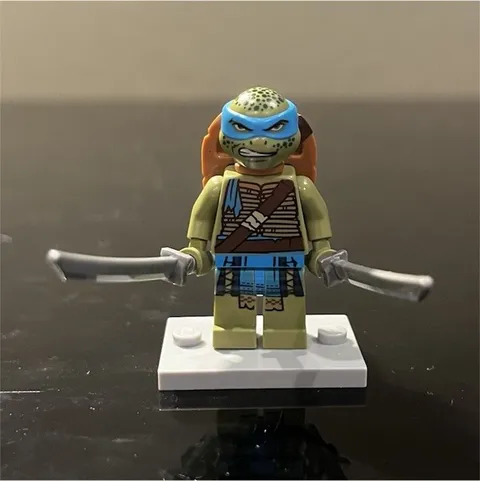 LEGO TMNT Teenage Mutant Ninja Turtles Leonardo Minifigure from set 79117 