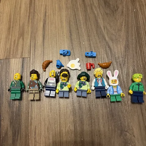 GREAT LOT OF EIGHT RANDOM LEGO MINI FIGURES w/ ACCESSORIES
