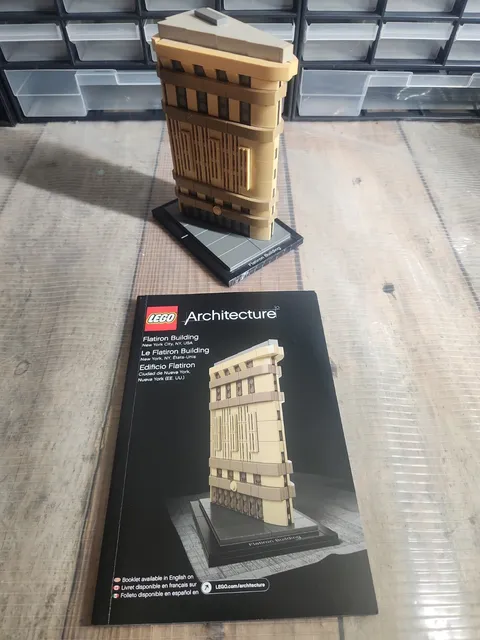 LEGO ARCHITECTURE: Flatiron Building, New York (21023) Complete, with Manual