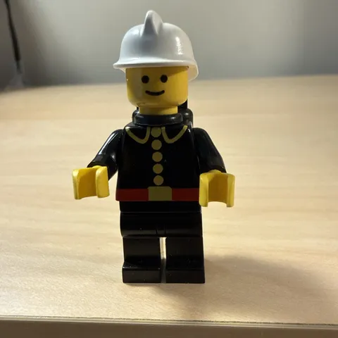 Lego Firec024 RARE 1983 Fireman Figure W/ Tanks White Hat