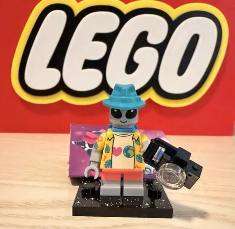 Lego CMF Series 26 Alien Tourist Minifigure With Accessories 