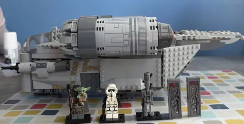 LEGO Star Wars: The Razor Crest (75292): No Greef Karga + Sun Damaged Trooper