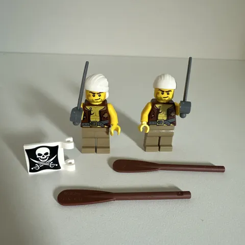 LEGO Pirates III Minifigure - Pirate Vest, Anchor Tatoo (pi158) 70409 Skull Flag