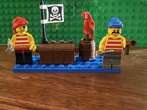 VTG LEGO PIRATES Cutlas Swords, chest Parrot , Barrel, Bandanas, Gun Pirate flag
