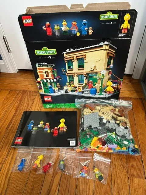 LEGO Ideas: Sesame Street (21324)  Used, 100% complete w/ Box and Instructions