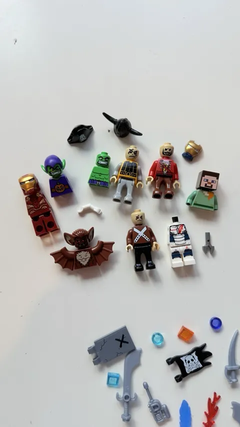 LEGO Mixed Minifigure & Accessories Lot bits and pieces Superheroes Pirates
