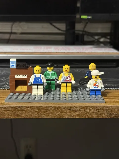 LEGO Town/City mixed lot featuring 5 minifigures, piano build, briefcase