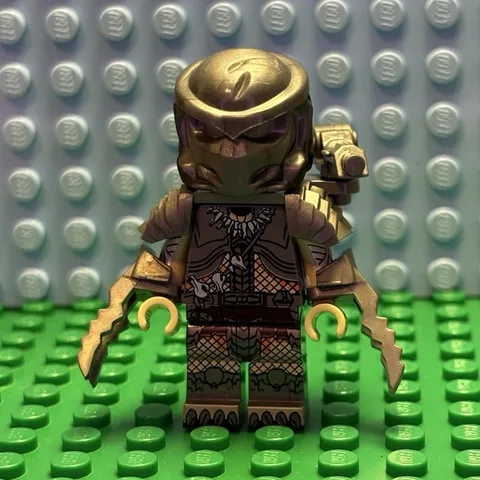  Predator minifigure w/accessories