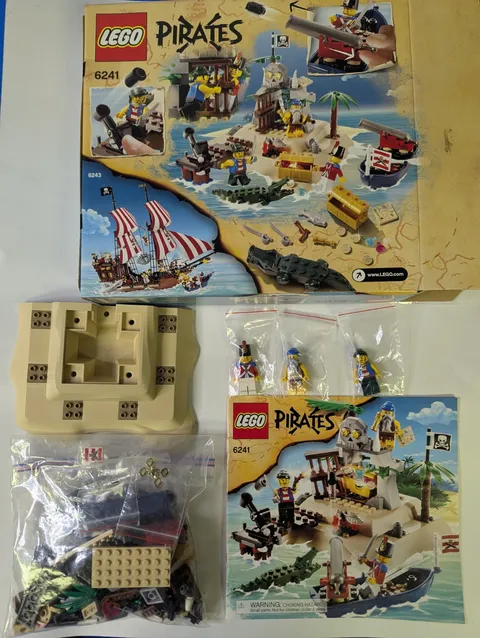 retired LEGO LOOT ISLAND 6241 PIRATES set 100% Complete w/box and instructions