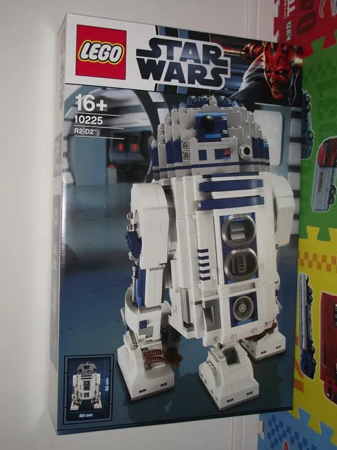 LEGO Star Wars 10225 R2-D2(TM) Set with Minor Box Scratches and Damage