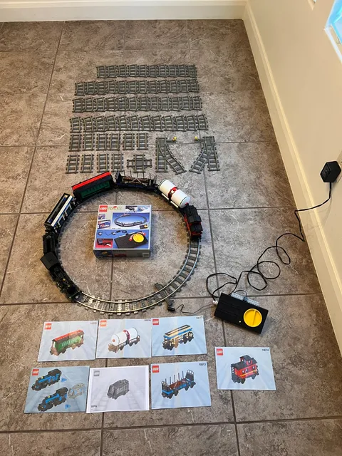 My Own Train Lego 9V bundle - Engine, Tender, Caboose, Cars, and Track included