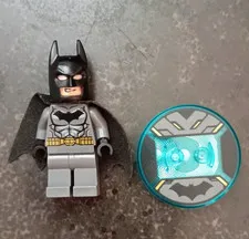 LEGO Batman Plastic Minifigure w/ Black Cape & Round Tile Accessory 2pc 5+