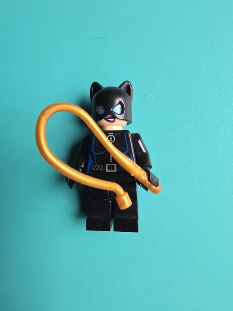 LEGO 201ql1 Original Catwoman Minifigure Purple Lips batman villain sh0006