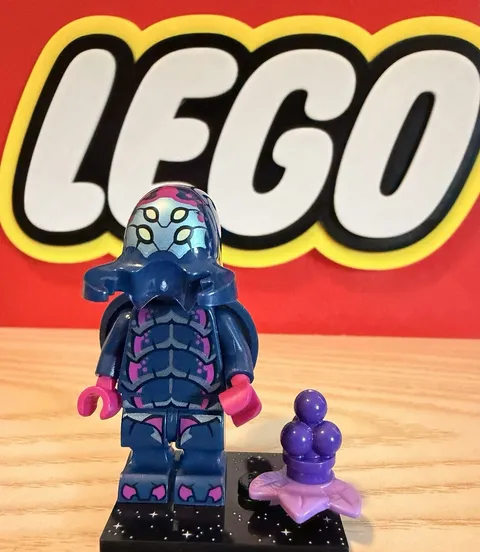 Lego CMF Series 26 Alien Beetlezoid Minifigure With Accessory