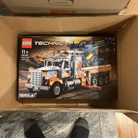LEGO TECHNIC: Heavy-duty Tow Truck (42128)