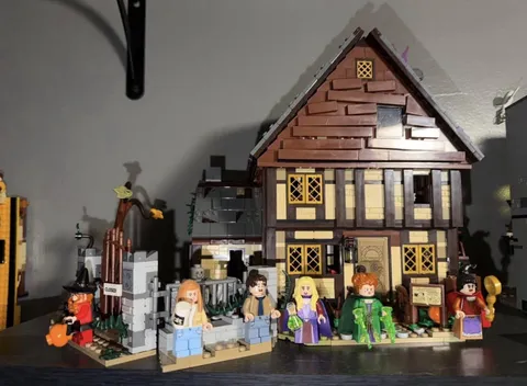 Lego Ideas Disney Hocus Pocus 21341 Sanderson Sisters Cottage Used