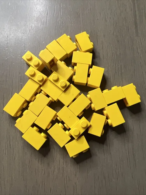 LEGO 3004 Yellow Brick 1 x 2 - 29 Pieces