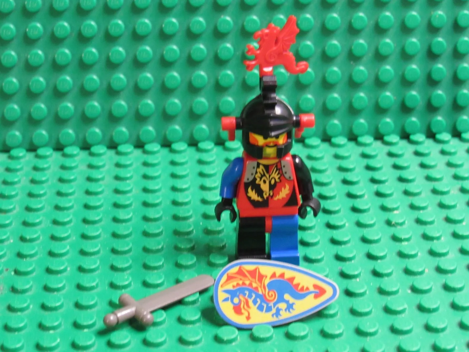 LEGO Castle Dragon Knights Dragon Master Minifig knight CAS011 Red Plumes 1794 G