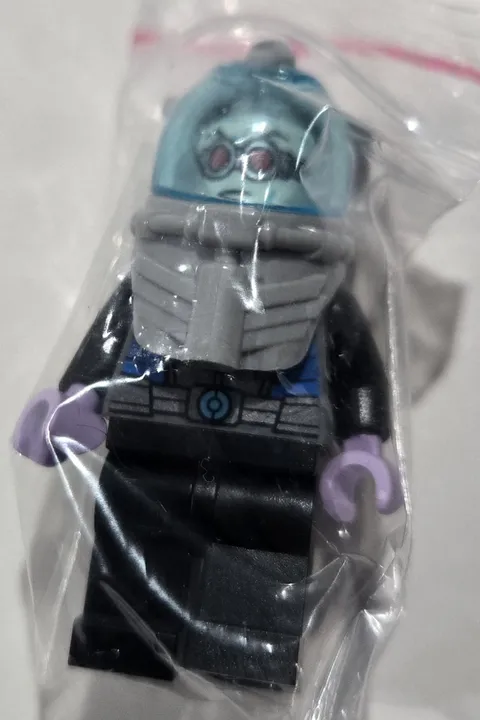 LEGO Minifigure Mr Freeze. Gray Armor Torso Black Legs Cape Polybag