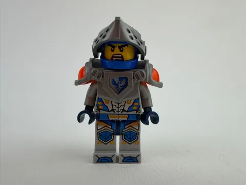 LEGO Nexo Knights Clay Minifigure Armor Helmet Orange Pauldrons 70315 70321