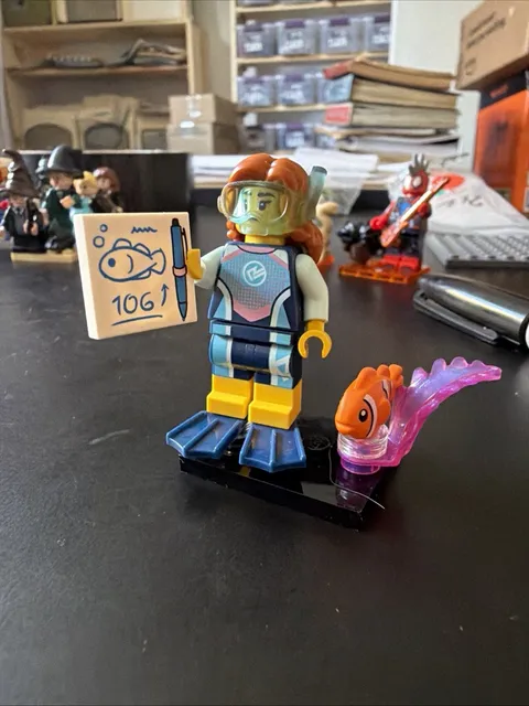 LEGO Series 29 Collectible Minifigures 71052 -Marine Biologist  Complete A14-32