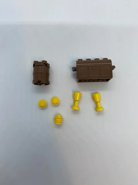 Lego New Brown Minifig Container Treasure Chest And Barrell With Gold Pieces