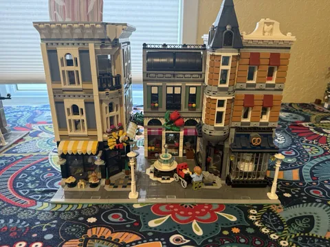 LEGO Creator Expert Assembly Square 10255 W/Manual No Box Retired Set Used