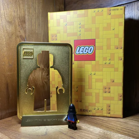 🗿 LEGO - Rare Korean VIP Store Exclusive - HUGE - Metal Minifig Statue - NEW