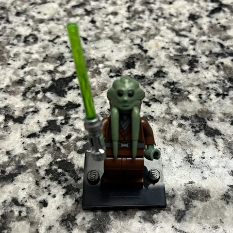LEGO Star Wars Kit Fisto Minifigure w/ Green Lightsaber & Black Display Base