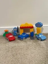 Disney Pixar Cars - LEGO Duplo Set 5815 - Flo's V8 Cafe Doc Hudson McQueen 2010