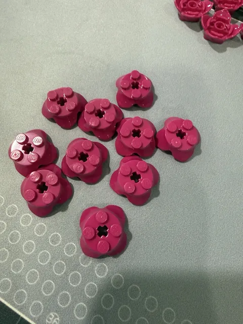 Lego Plant floral flower Magenta (x 10) 4 petals, with axle hole Q36