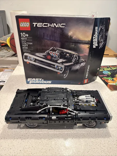 LEGO TECHNIC: Dom's Dodge Charger (42111)